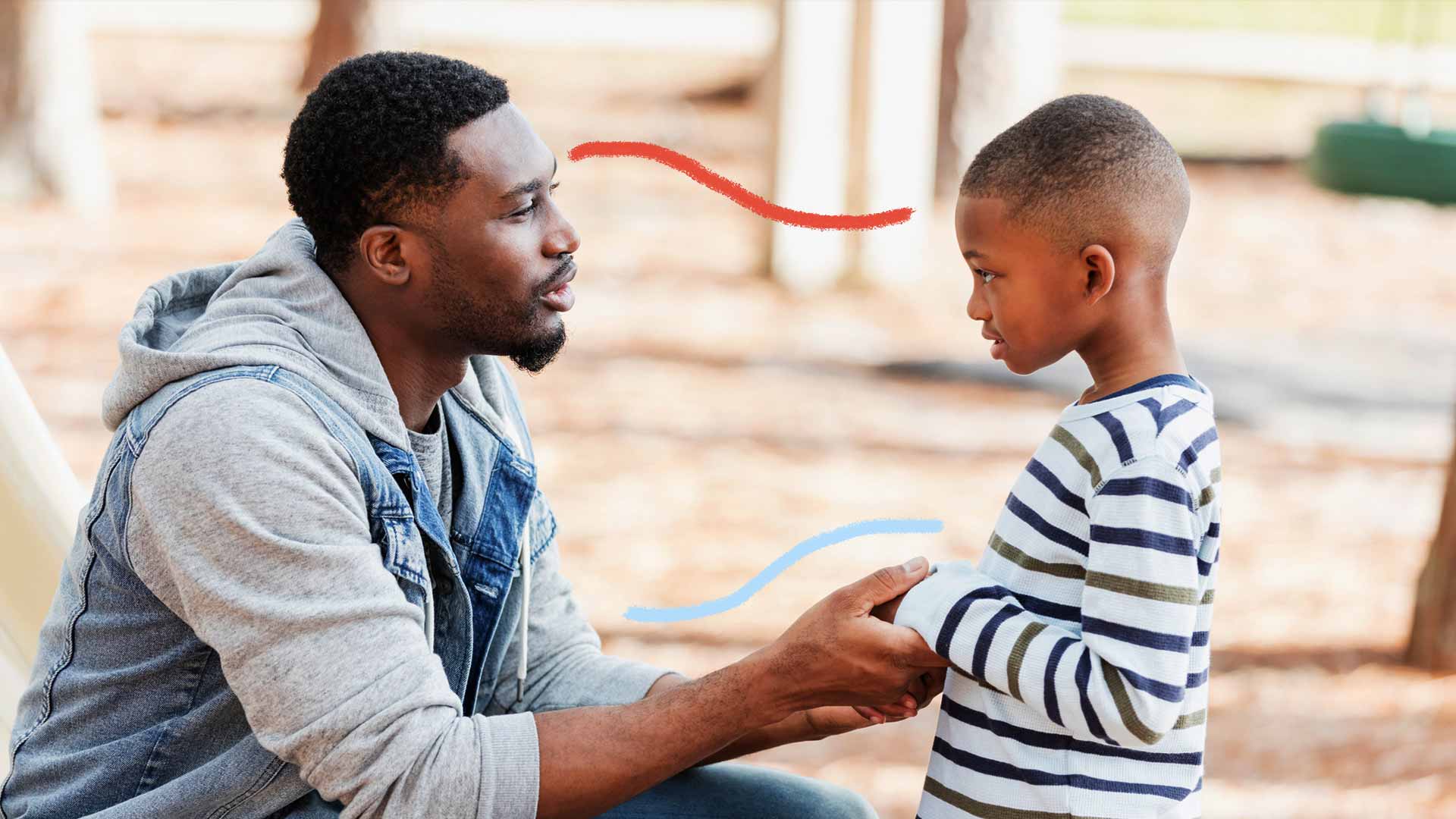 Foto de um homem e um menino negro. O homem com suas mãos segura a mão do menino que o olha atentamente