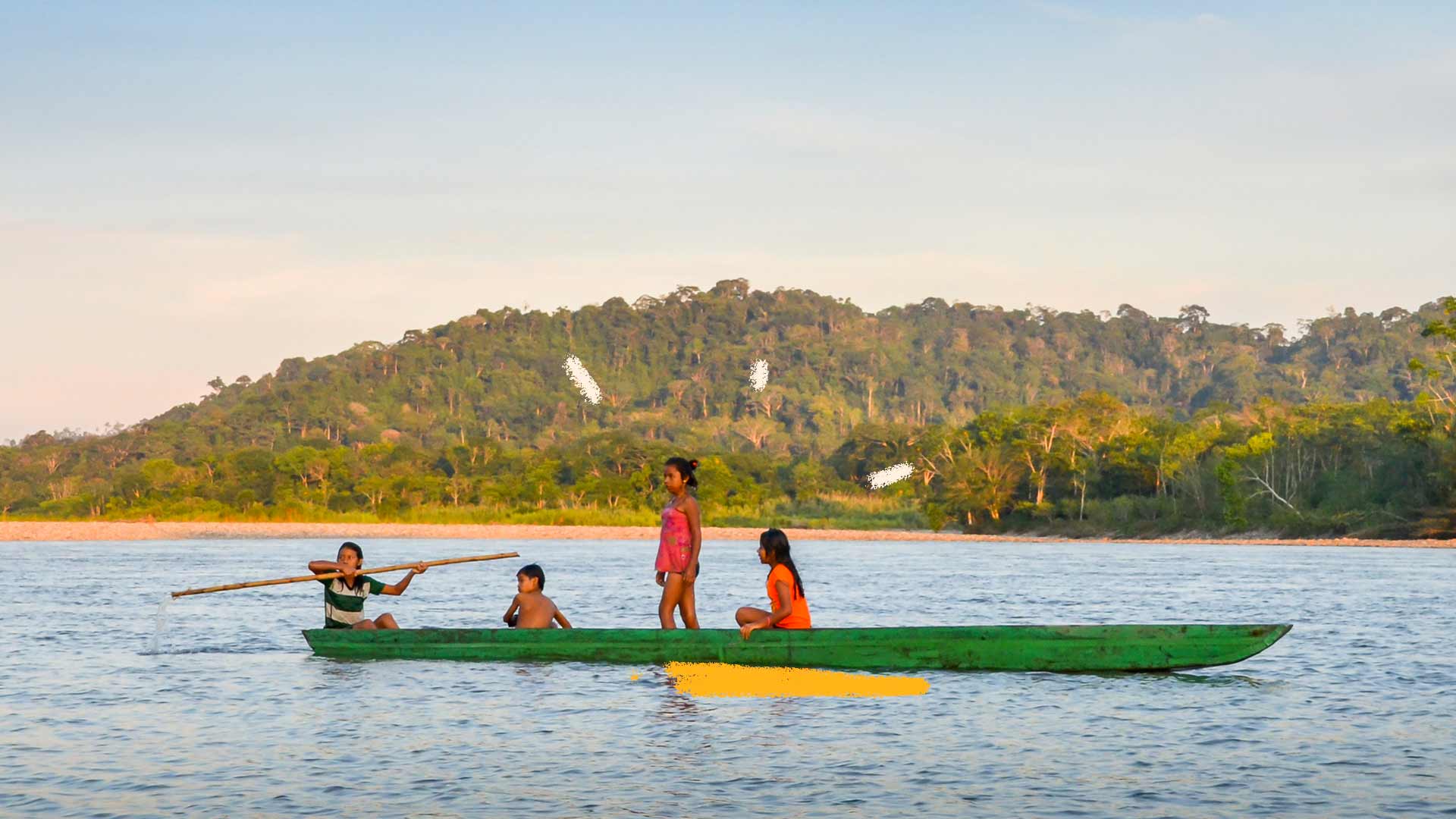 Livros infantis sobre Amazônia: Imagem de quatro crianças em um barco em um rio. Um dos meninos está com um pau em suas mãos