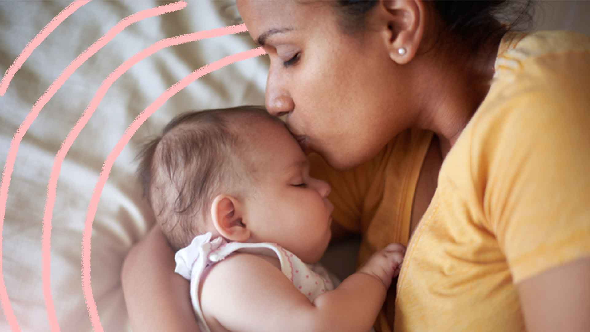 Foto de uma mãe agarrada com seu bebê beijando sua testa com os olhos fechados