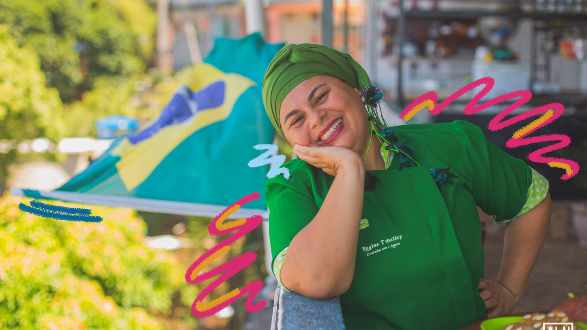 Imagem de uma mulher em cima de uma laje com um turbante na cabeça sorrindo. Atrás dela tem uma bandeira do Brasil pendurada. Há rabiscos coloridos como intervenção de arte na foto.