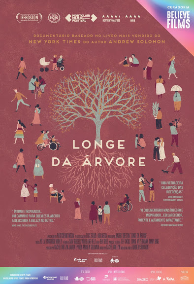 Cartaz do filme "Longe da árvore" tem um fundo roxo escuro com diversas ilustrações de famílias de diferentes perfis. Ao centro da imagem, uma árvore desfolhada com diversas raízes.