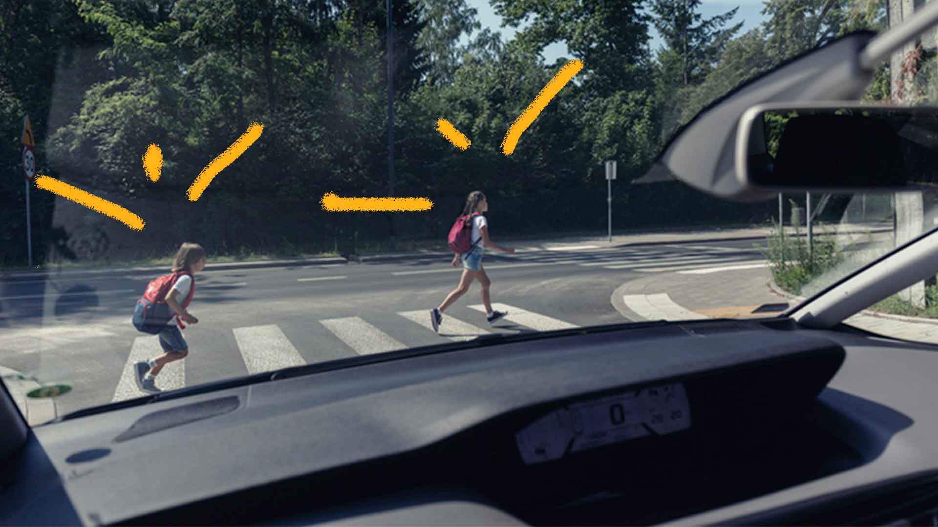 Imagem de um vidro de carro parado no farol. Na frente do carro uma menina está andando pela faixa de pedestre