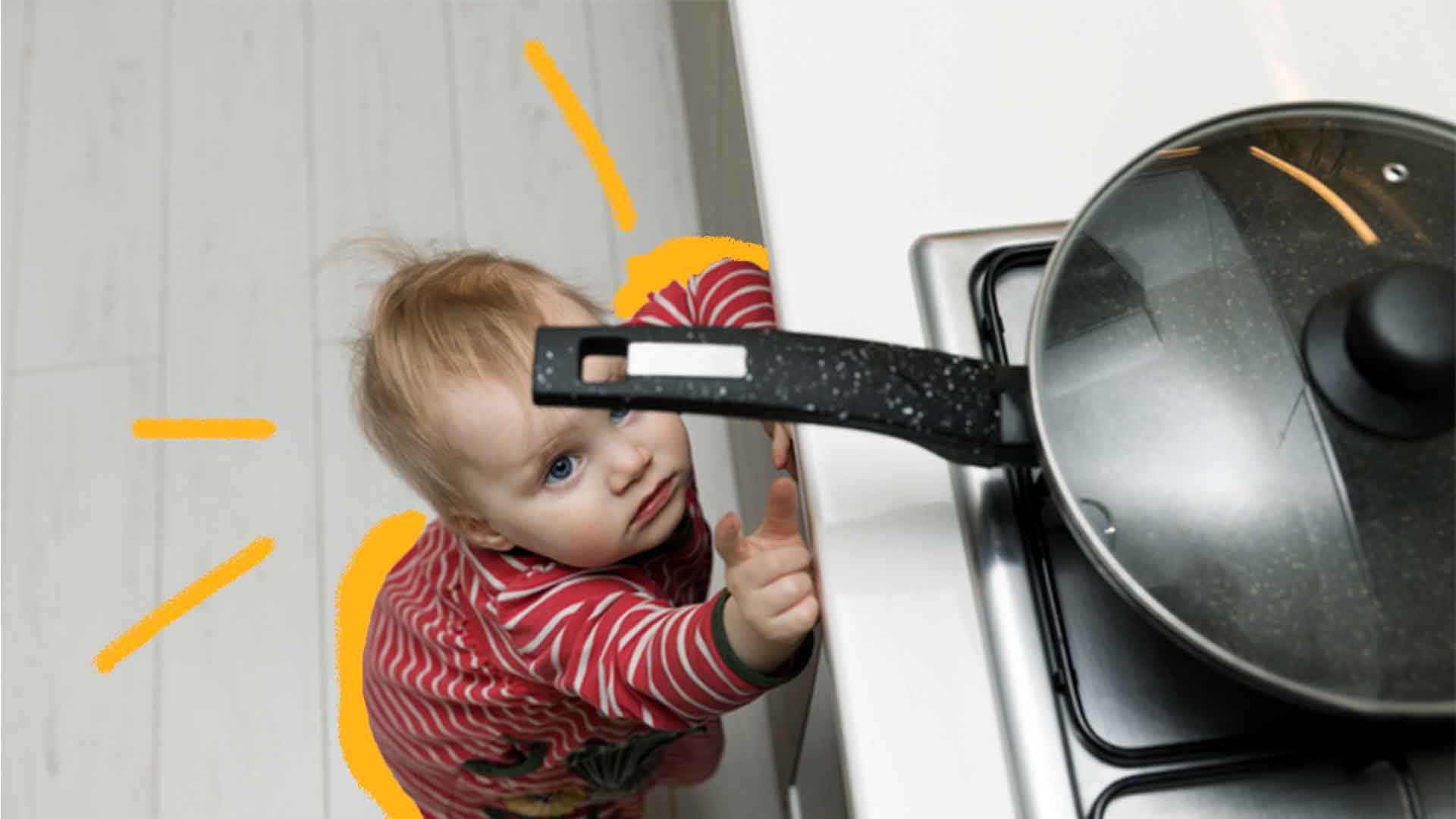 Imagem de um fogão com uma panela com o cabo virado para fora. Encostado no fogão um bebê está olhando para o cabo da panela e apontando com o dedo.