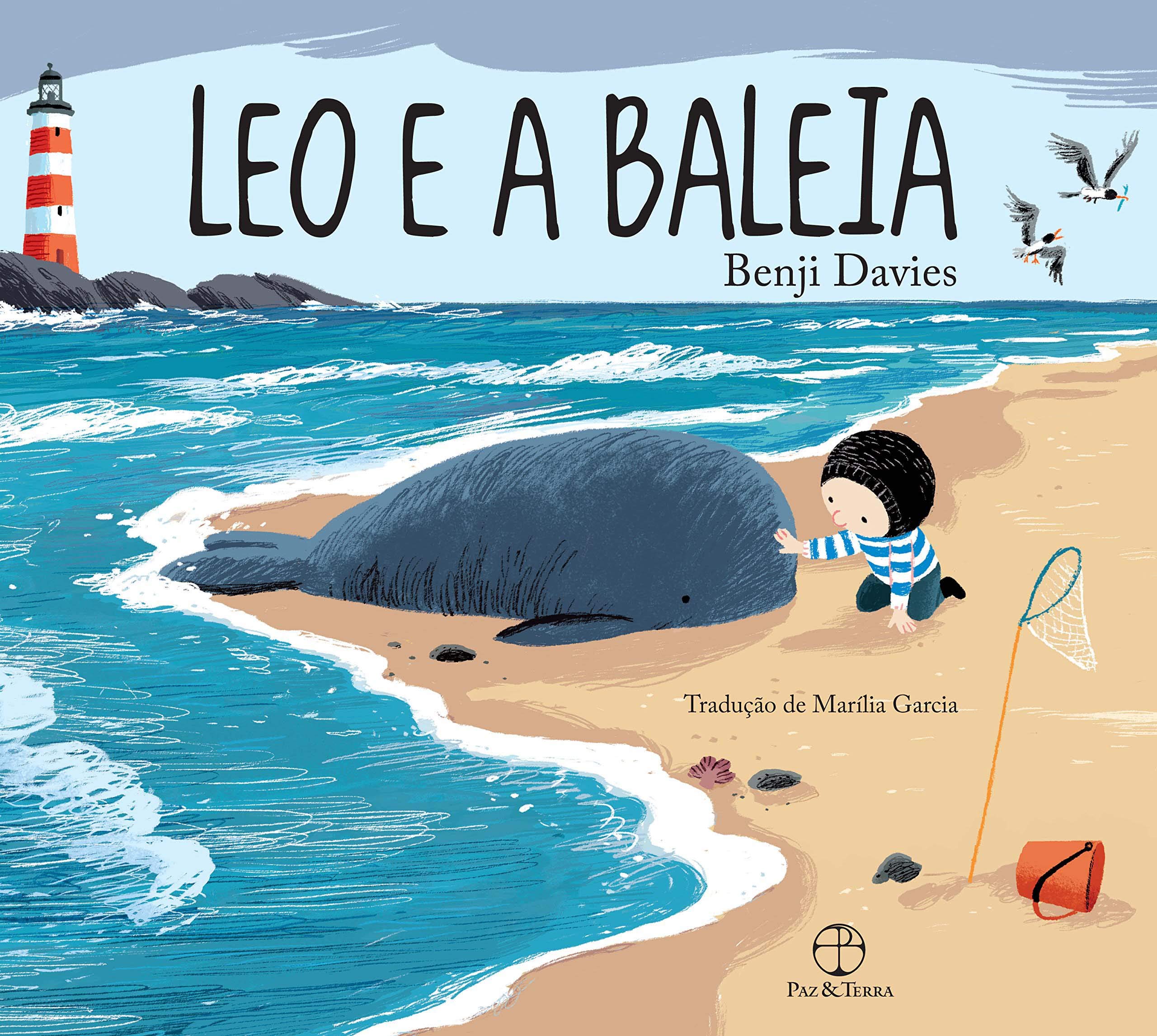 Capa do livro Léo e a Baleia" Benji Davies (texto e ilustrações) e Marília Garcia (tradução), imagem de um mar com uma baleia na areia e um menino