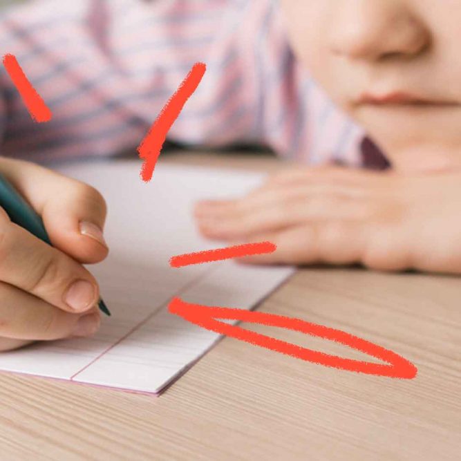 Imagem de capa para matéria sobre recuperação escolar mostra uma mão de criança com um lápis e um papel rascunho.