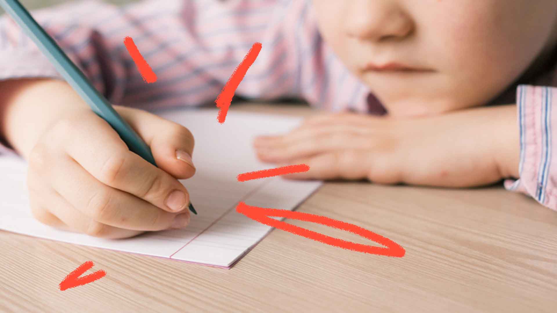 Imagem de uma mão com um lápis e um papel rascunho. Grafismos em vermelho estão em torno da mão. Em segundo plano aparece o nariz e a boca de um menino