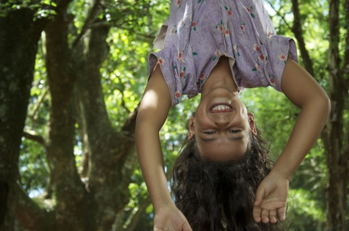 Capa do filme “Menina Espantalho – Cássio Pereira dos Santos, foto de uma menina virada com a cabeça pra baixo