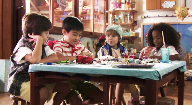 Capa do filme “Carnaval dos deuses” – Tata Amaral, quatro crianças sentadas a mesa brincando