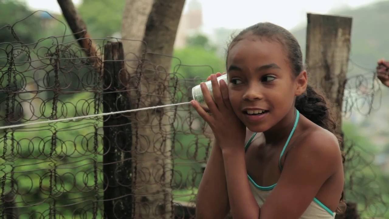 Capa do filme “Disque Quilombola” – David Reeks, imagem de uma menina negra brincando de telefone sem fio.