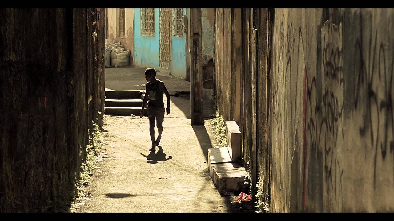 Capa do filme “Balu – Paula Gomes , foto de uma criança em um beco