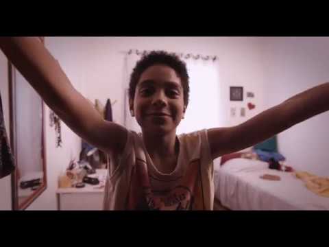 Capa do filme “Menine – Rafael Caldo, foto de uma menino com os braços abertos