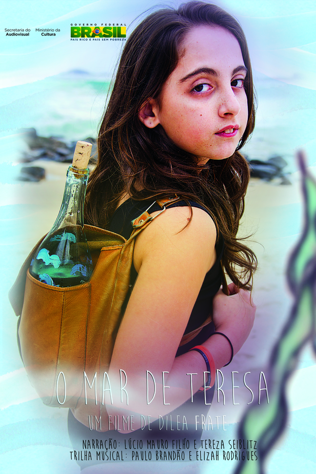 Capa do filme “ O Mar de Teresa – Dilea Frate, foto de uma menina com uma mochila em suas costas, dentro tem uma garrafa