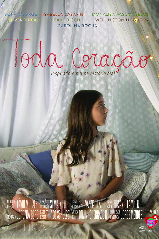 Capa do filme “ Toda Coração” – Flávio Moraes, uma menina sentada entre almofadas