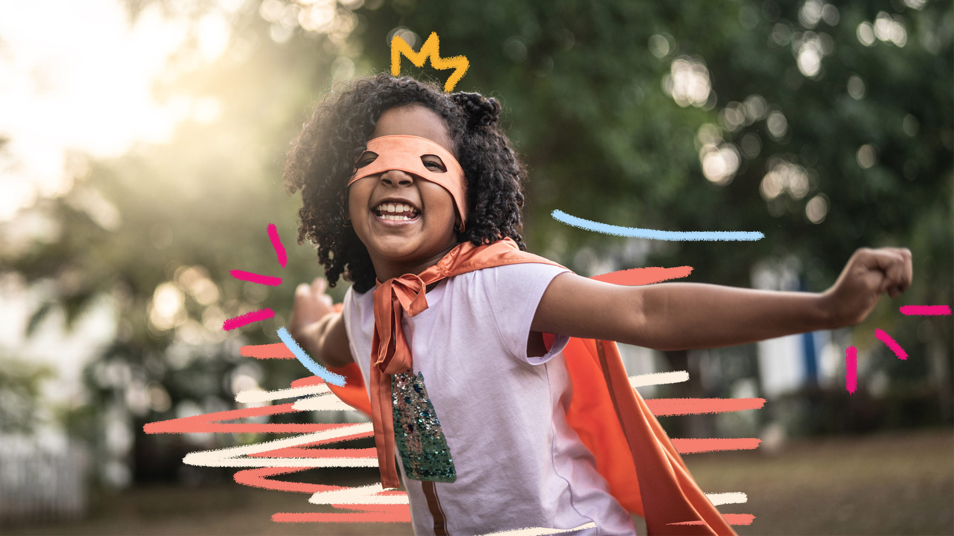 Imagem de uma menina negra sorrindo, com os braços abertos e uma capa em suas costas e uma máscara de menina super poderosa