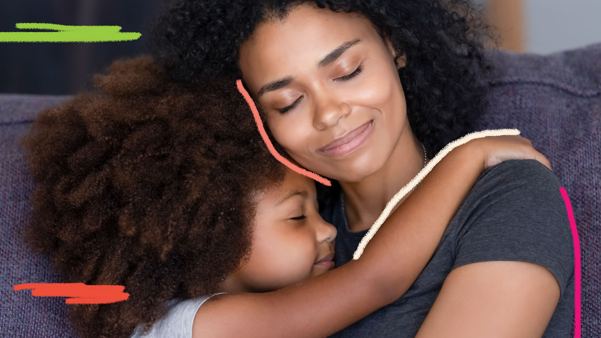 Foto de uma mãe e uma criança negras se abraçando com os olhos fechados. Artigo sobre a necessidade de cuidar de quem cuida.
