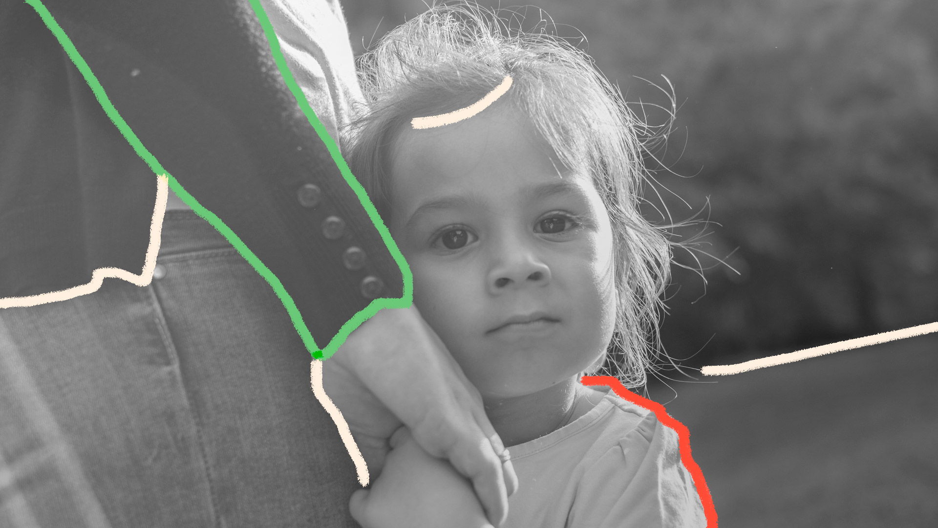Coronavírus e desigualdade social: Uma imagem em preto e branco, de uma menina aparentando ter 6 anos de idade, com cabelos castanhos e amarrados, olhos castanho-escuro, olhando para a câmera com uma expressão pensativa. Ela segura uma mão de uma mulher vestindo terno preto, aparecendo apenas parte do seu braço.