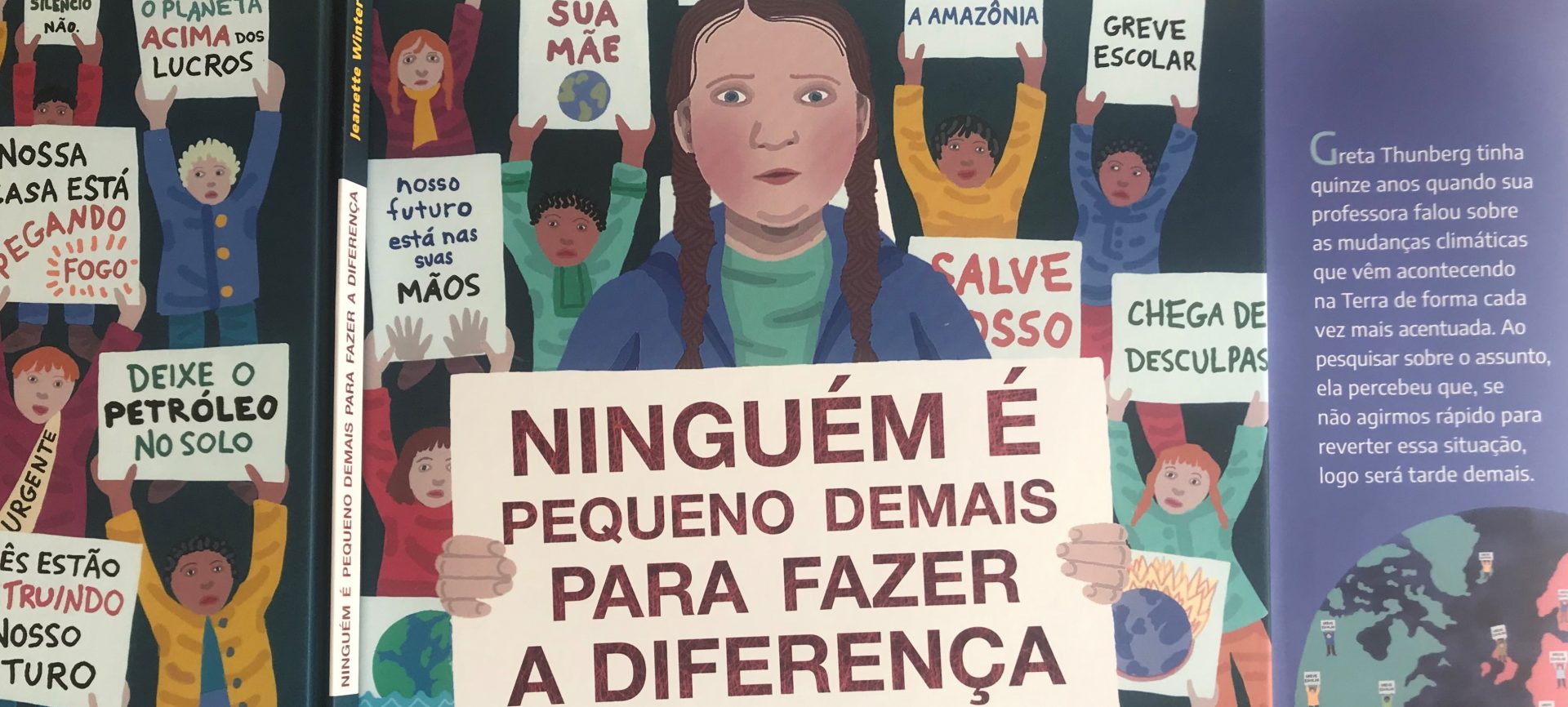 Imagem da capa do livro de Greta Thunberg,uma menina segurando uma placa com o nome do livro Ninguém é pequeno demais para fazer a diferença”.