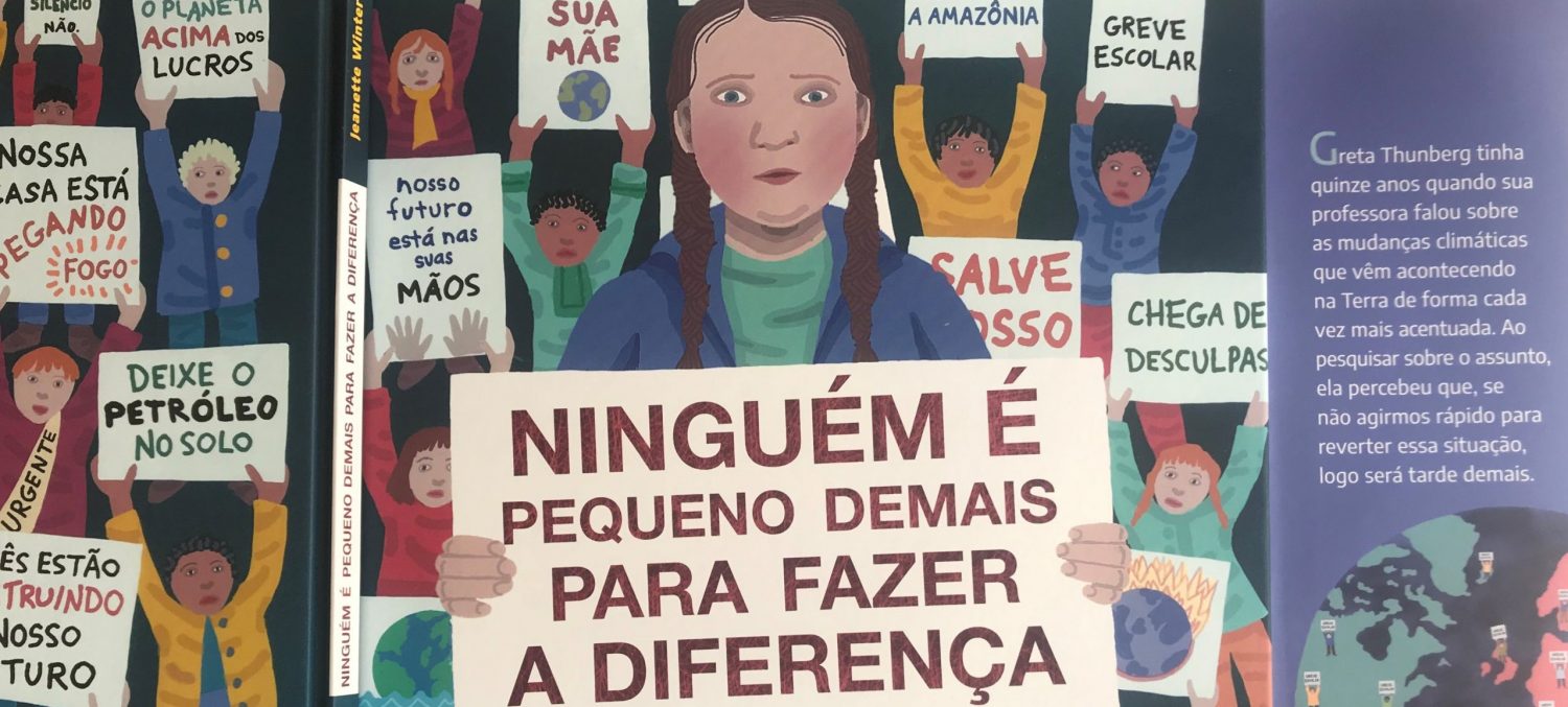 Imagem da capa do livro de Greta Thunberg,uma menina segurando uma placa com o nome do livro "Ninguém é pequeno demais para fazer a diferença”.