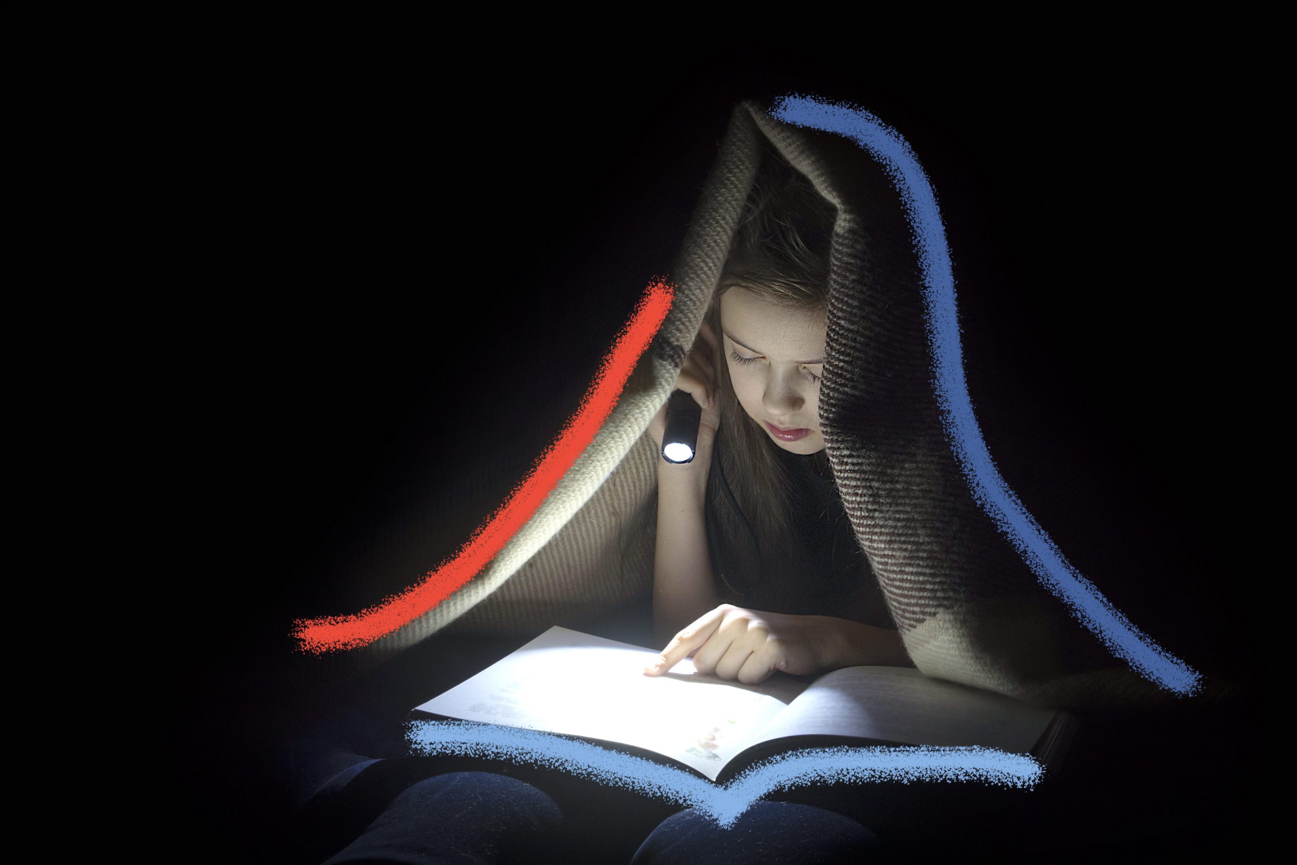 Imagem em preto e branco de uma menina lendo um livro com uma coberta na cabeça, e uma lanterna em suas mãos iluminando o livro