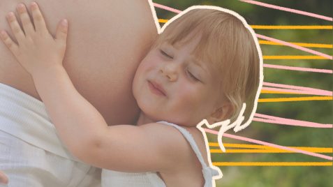 Imagem de uma criança com os olhos fechados abraçada na barriga da mãe grávida. Matéria sobre cartas a gestantes na pandemia