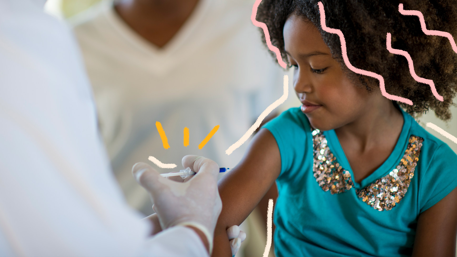 Imagem de uma criança negra olhando para seu braço. Uma mão segurando uma injeção está aplicando a vacina na menina