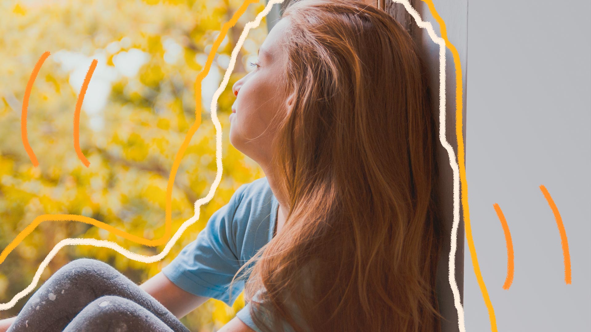 Imagem de uma menina de cabelos loiros e longos. Ela está sentada em frente a uma janela e olhando para a natureza lá fora. Ao fundo, árvores amareladas que dão o clima do outono.
