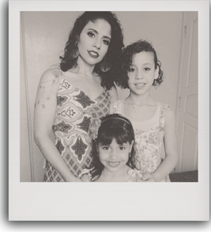 Foto em preto e branco de mãe e filhas sorrindo