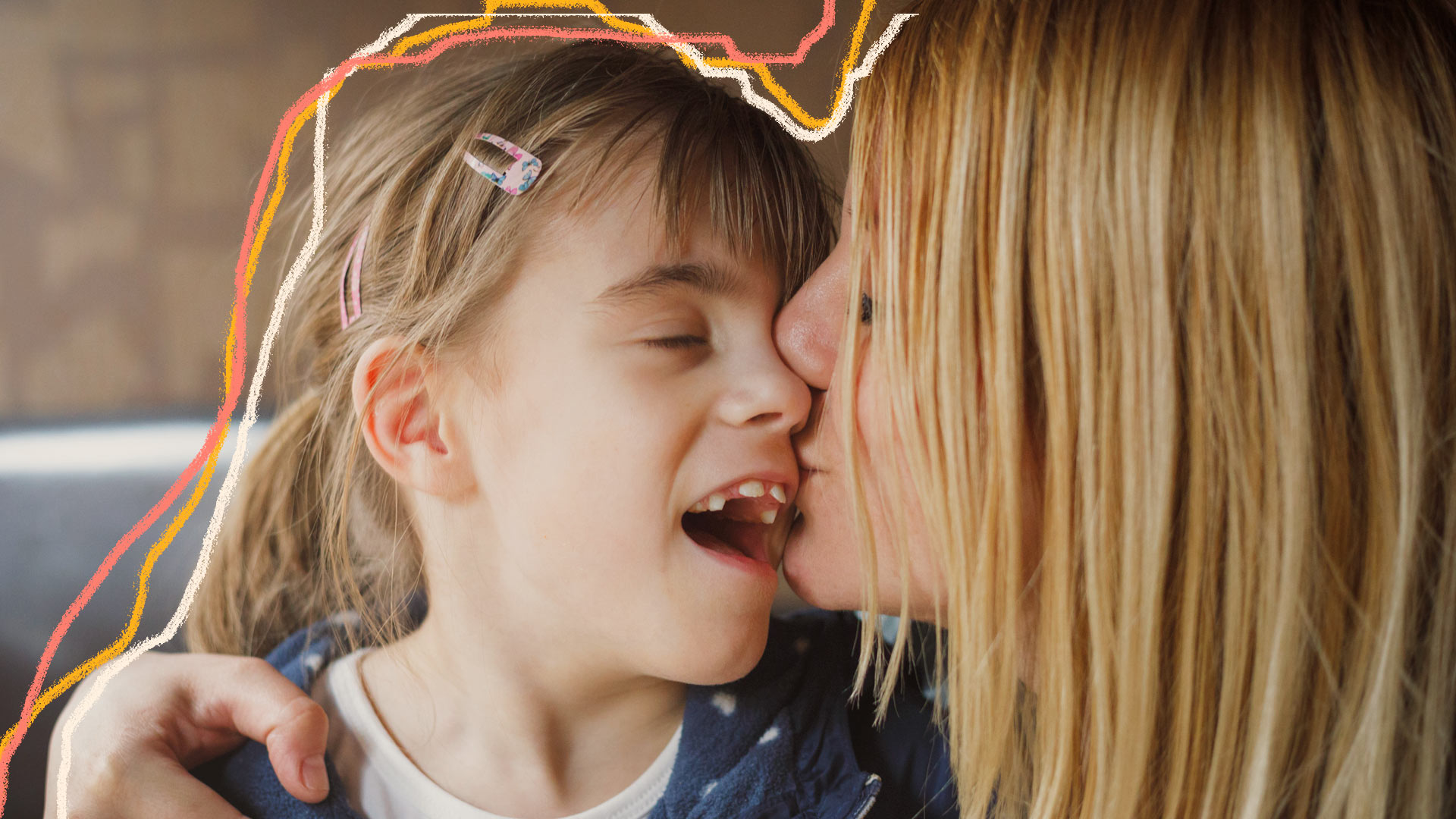Imagem de uma mãe beijando sua filha com deficiência. Ilustrando matéria sobre crianças com saúde vulnerável durante a quarentena