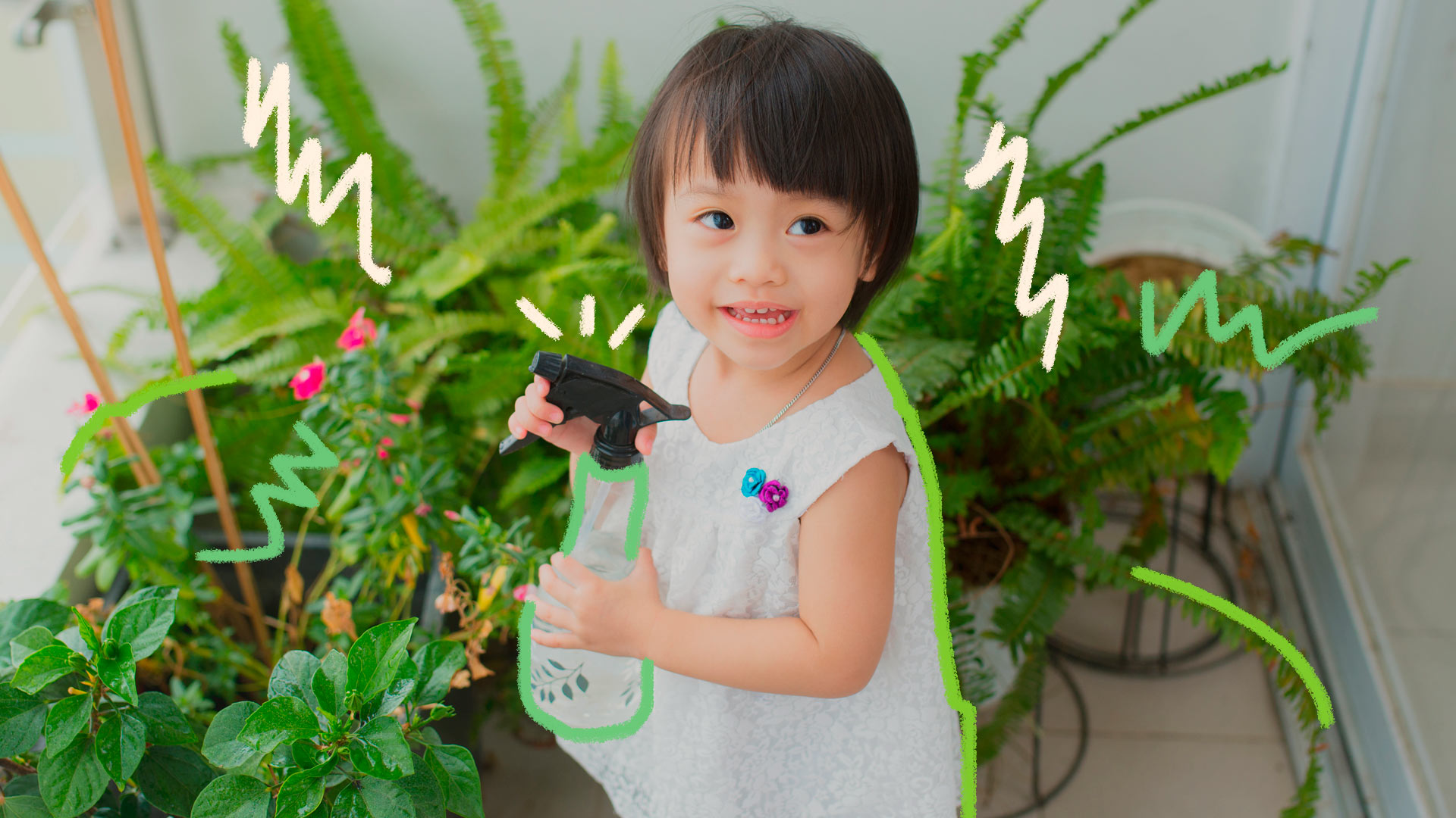 Imagem de uma menina oriental de cabelos curtos e pretos, aparentando ter 3 anos de idade, está com um borrifador na mão cuidando das samambaias da casa e sorrindo. Representa a conexão entre crianças e natureza
