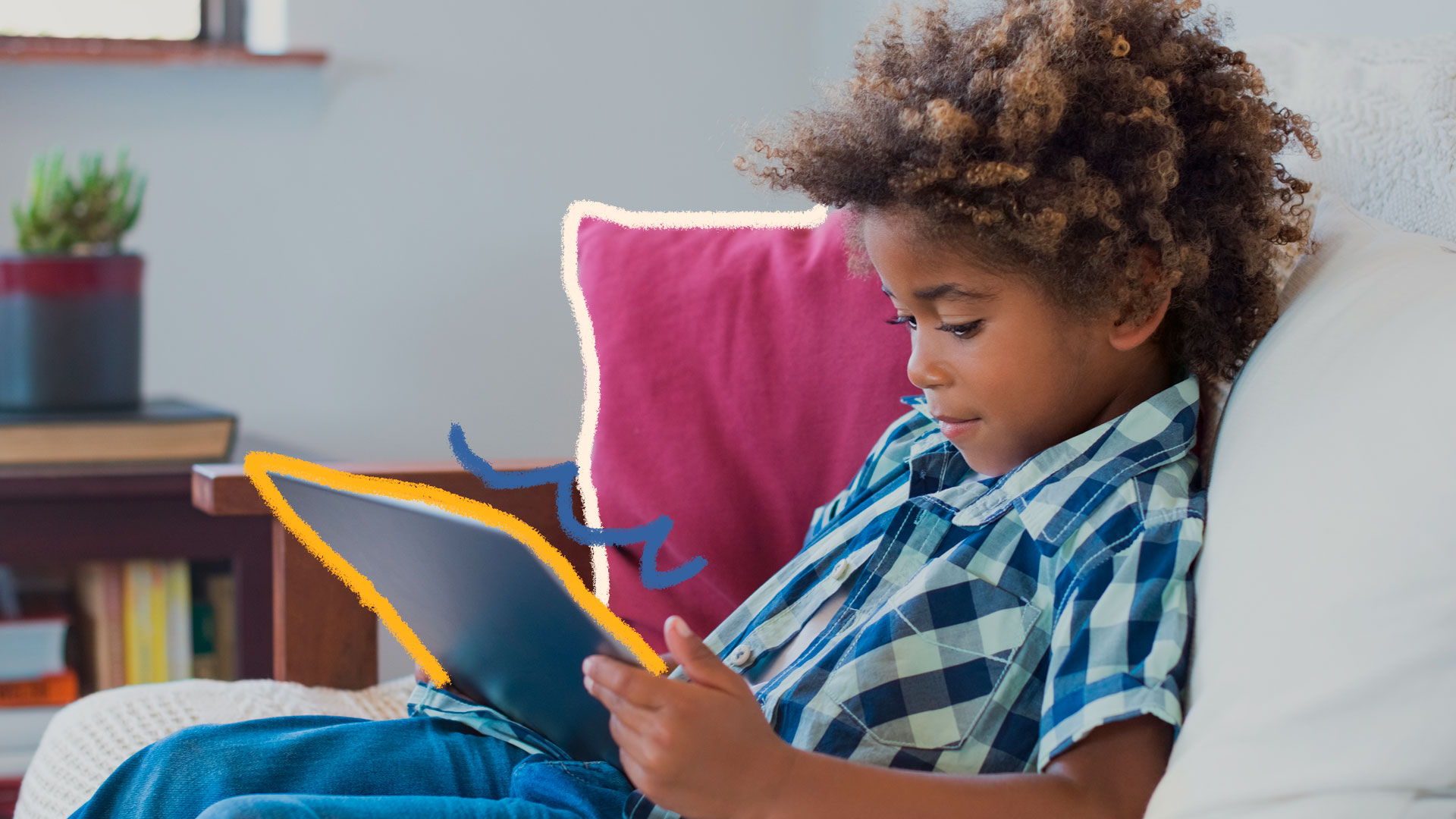Imagem de um menino negro segurando um tablet para ilustrar matéria que debate a relação entre a infância e tecnologia.