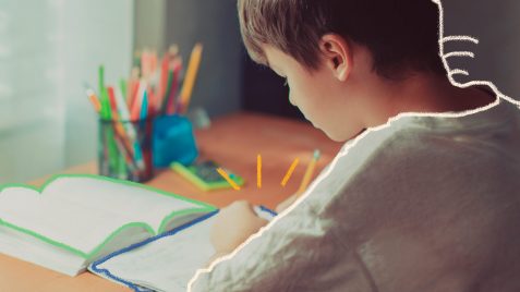 Imagem de um menino sentado em uma mesa com cadernos, livros e lápis em posição de fazer a lição de casa para ilustrar uma matéria sobre educação integral