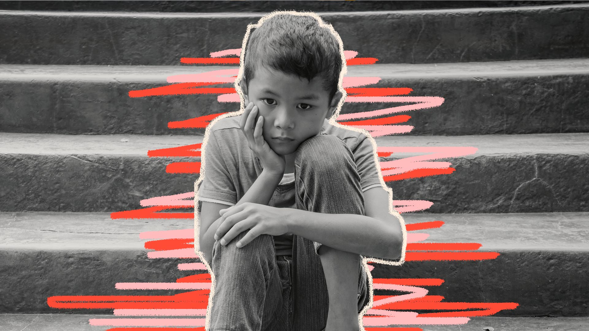 Foto preto e branco de um menino em situação de rua está descalço e sentado em uma escadaria na cidade, com a mão direita apoiando o rosto, com a expressão pensativa e triste.