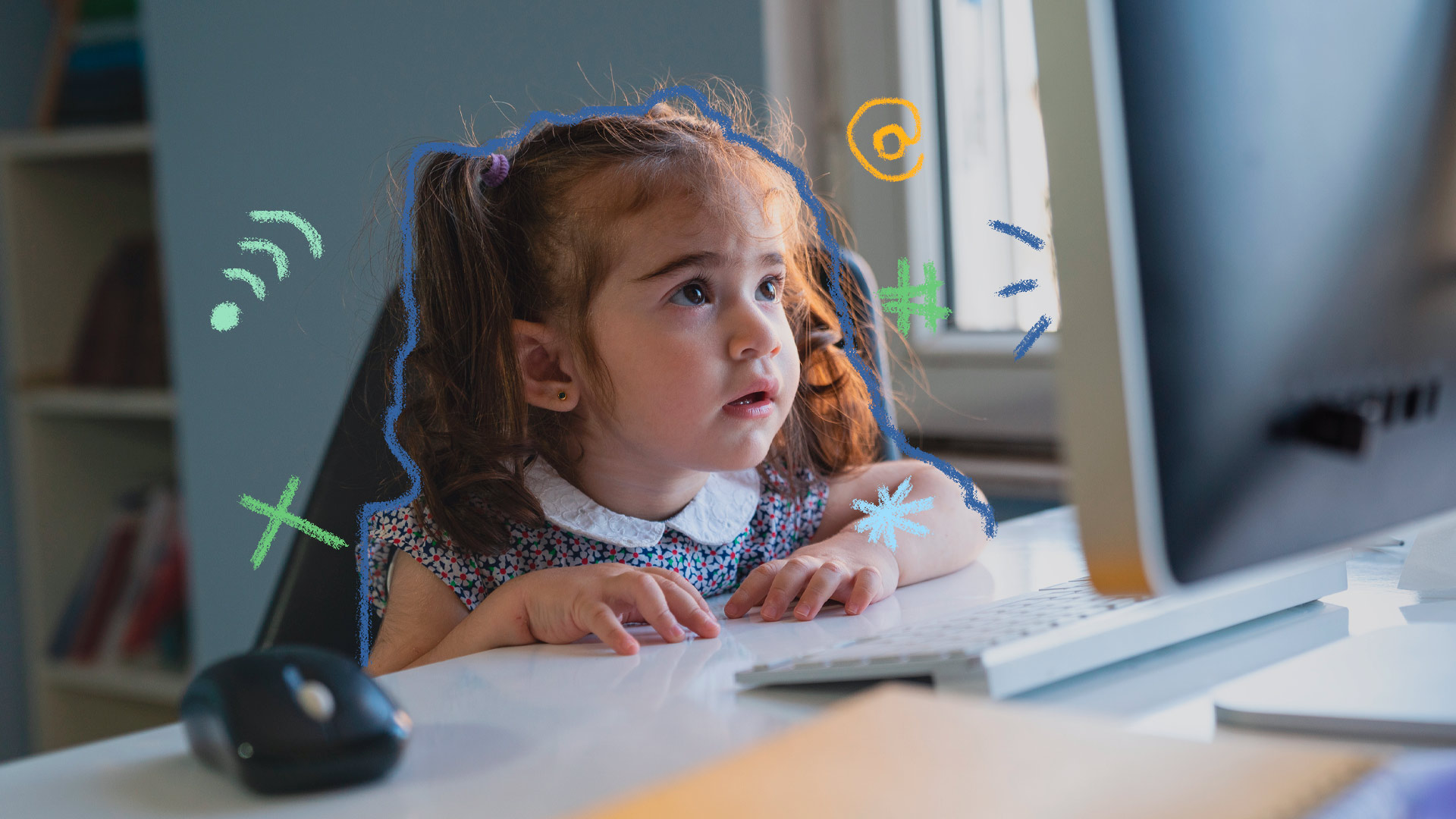 Imagem de uma menina com cabelos amarrados e divididos nas laterais está sentada em uma mesa mexendo em um computador, atenta. Texto sobre crianças e internet