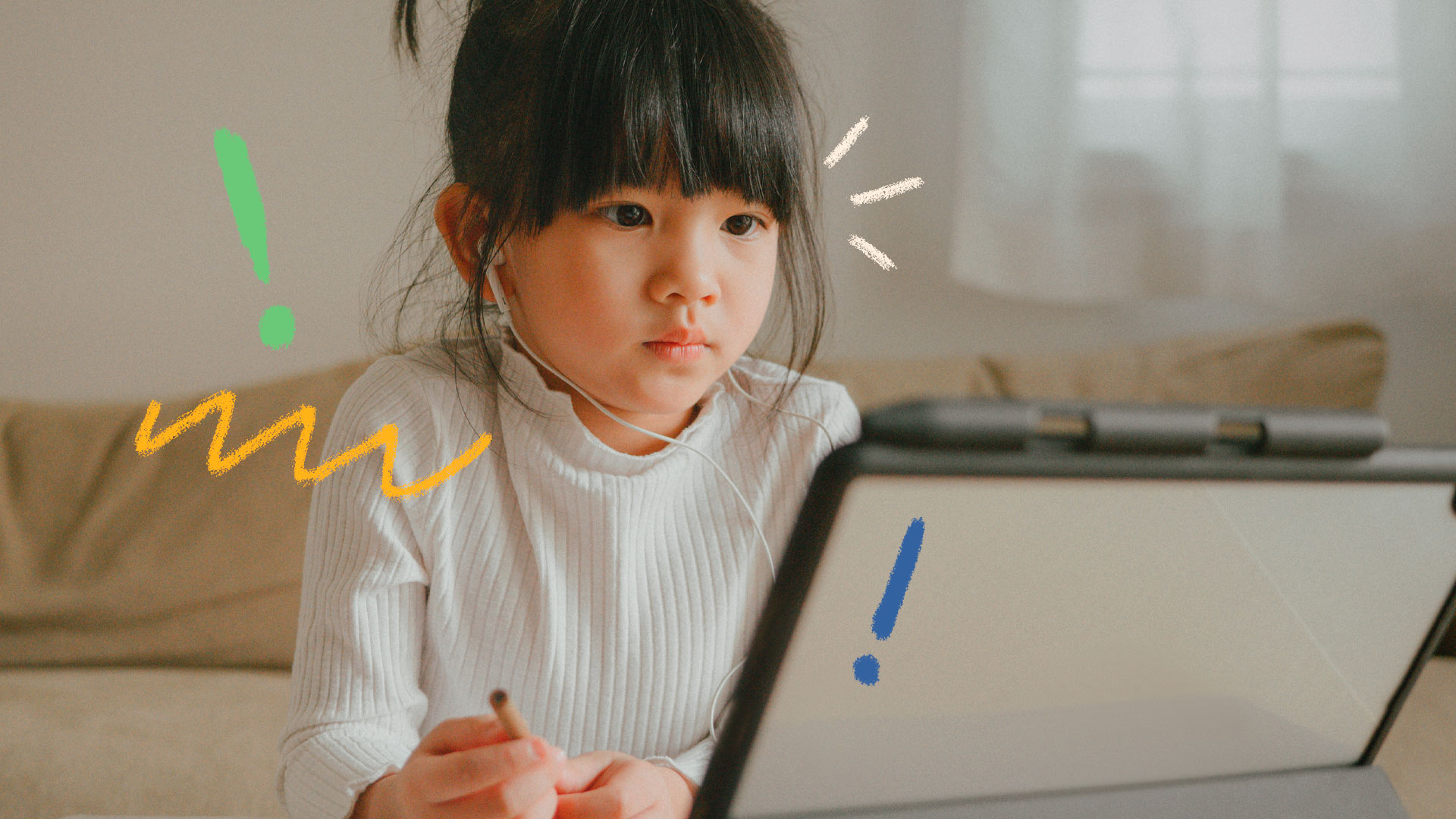 Cidadania digital: uma menina oriental está olhando para a tela de um computador enquanto segura também uma caneta prestes a colocar suas ideias em ação