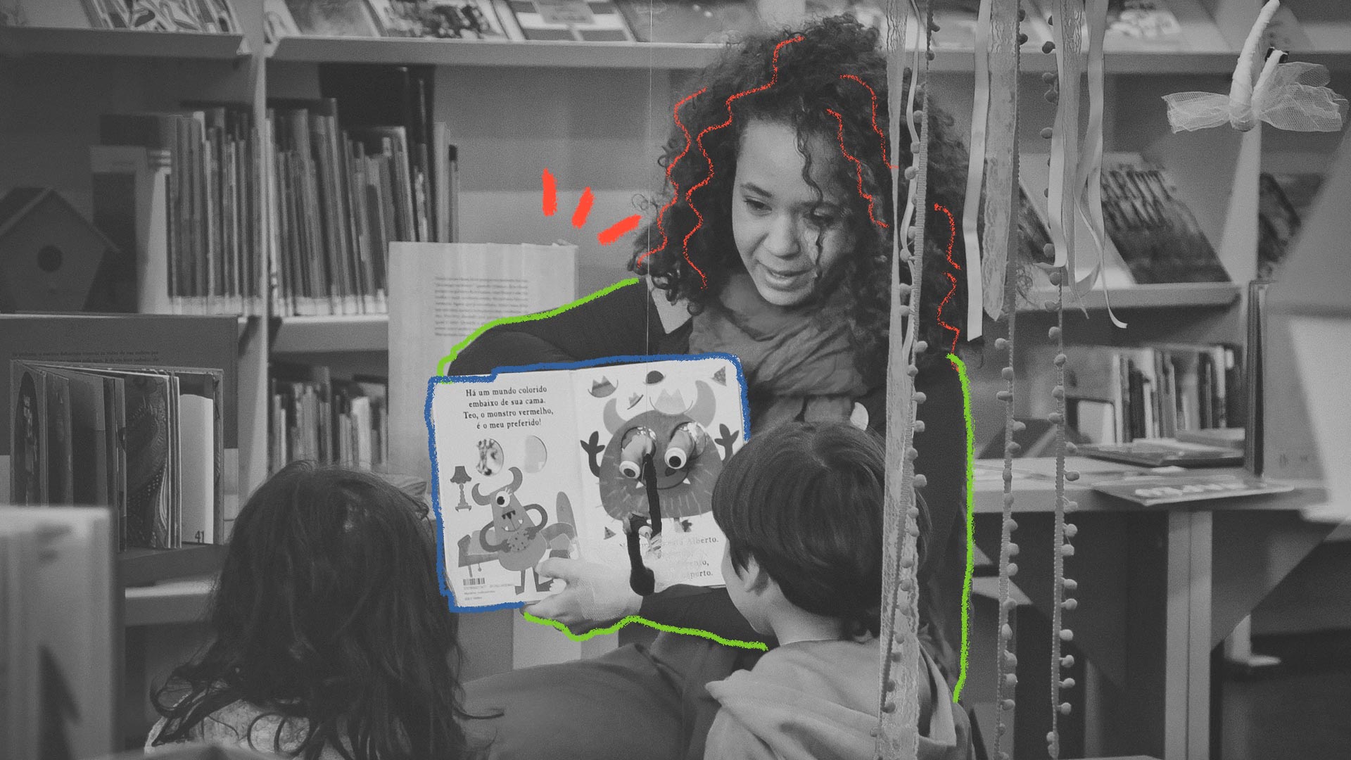 Mulher segura um livro infantil voltado para duas crianças (uma menina e um menino) e conta a história