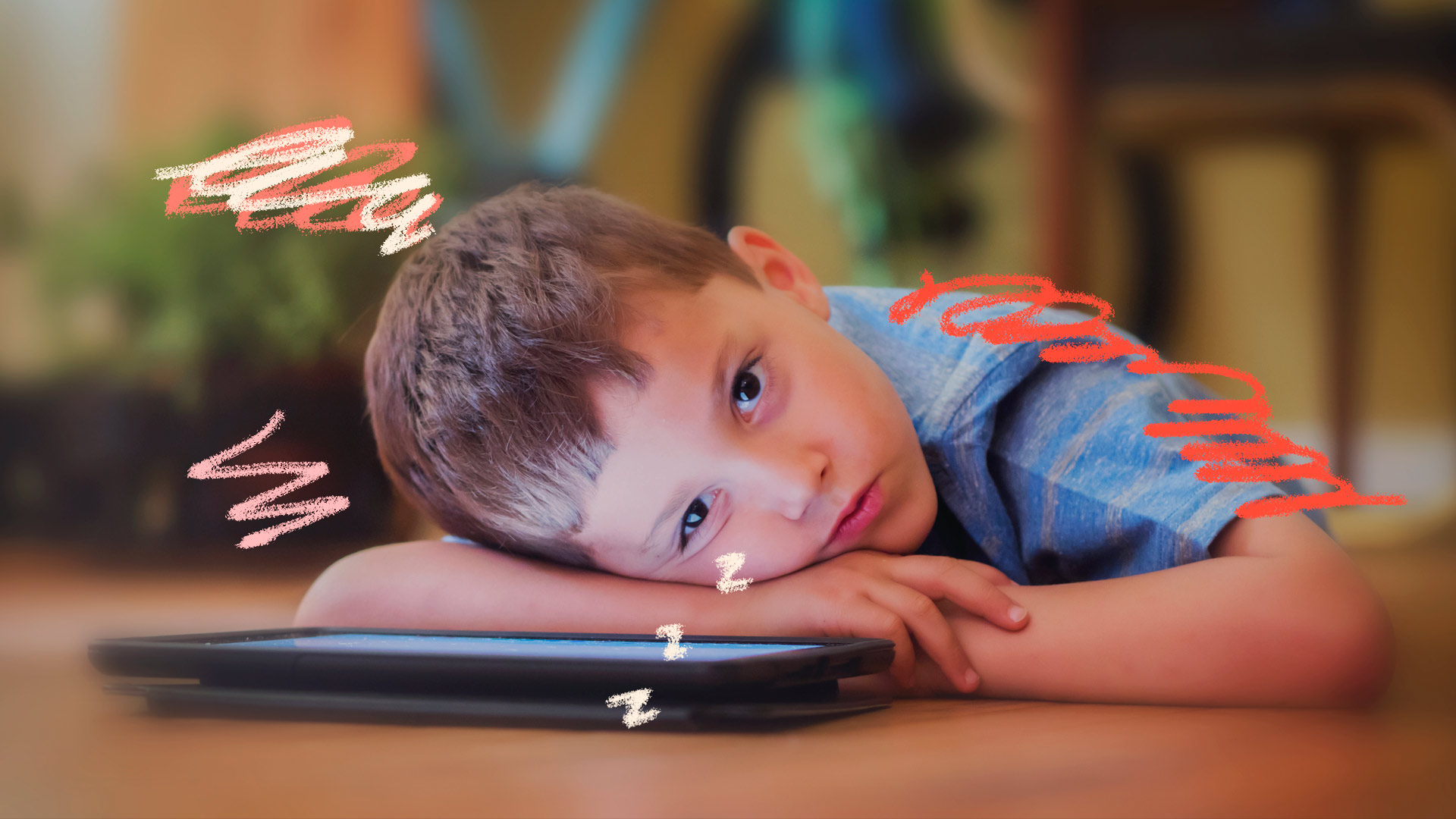 Imagem de um menino de cabelo castanho aparece debruçado sobre um tablet e aparenta estar um pouco cansado. Texto sobre a influência das telas no desenvolvimento da criança