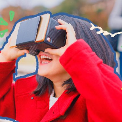 Imagem de uma menina segurando um óculos de realidade virtual em frente aos seus olhos e sorri. Texto sobre criança e internet