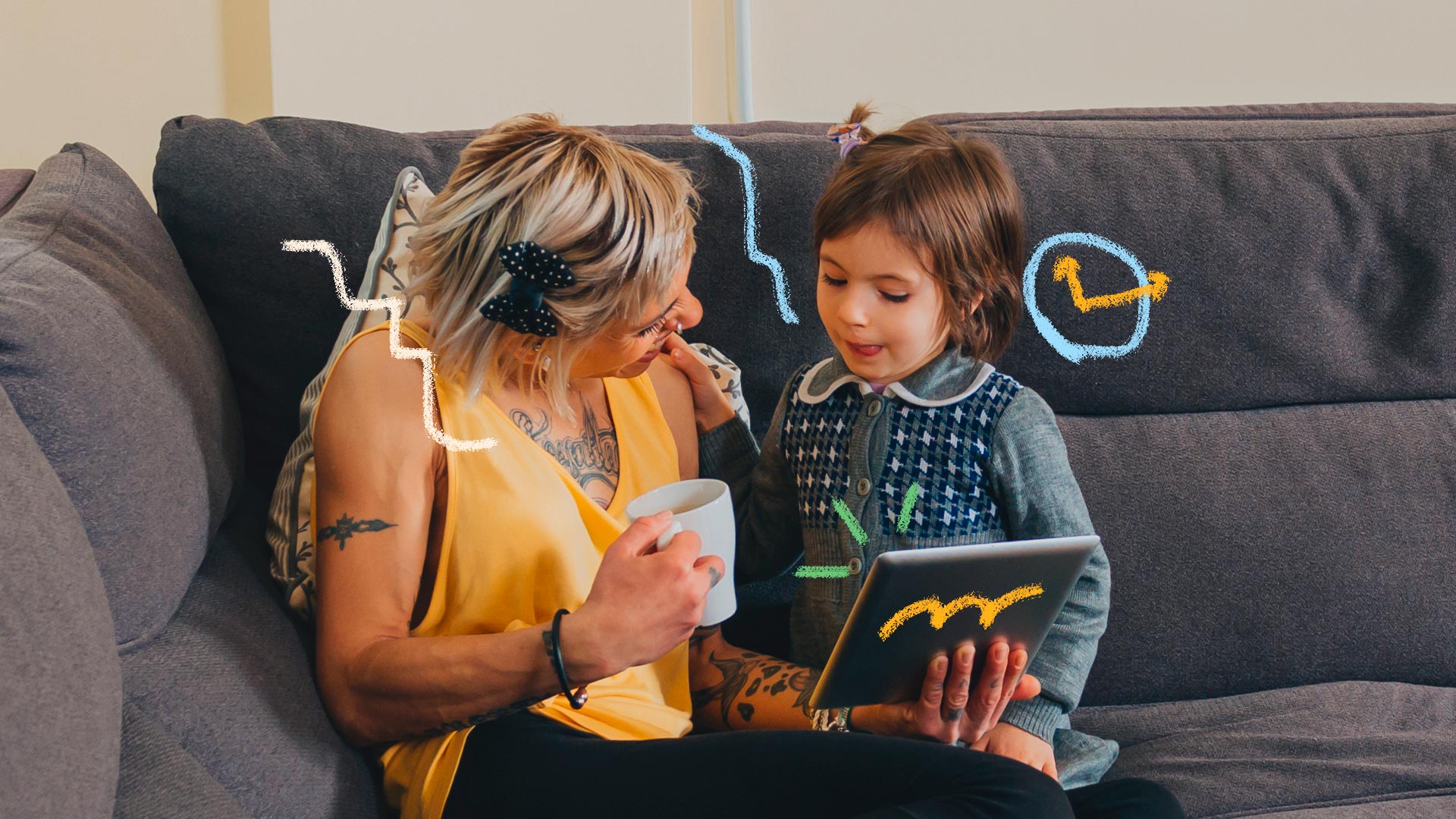 Foto de uma mãe loira aparece interagindo em harmonia com o filho pequeno enquanto segura um tablet e conversam sobre algum conteúdo