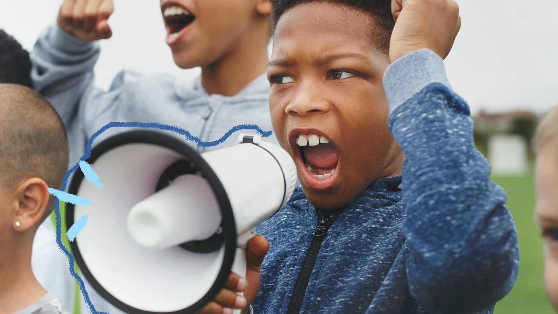 Imagem de uma criança negra empunha um megafone e grita por seus direitos
