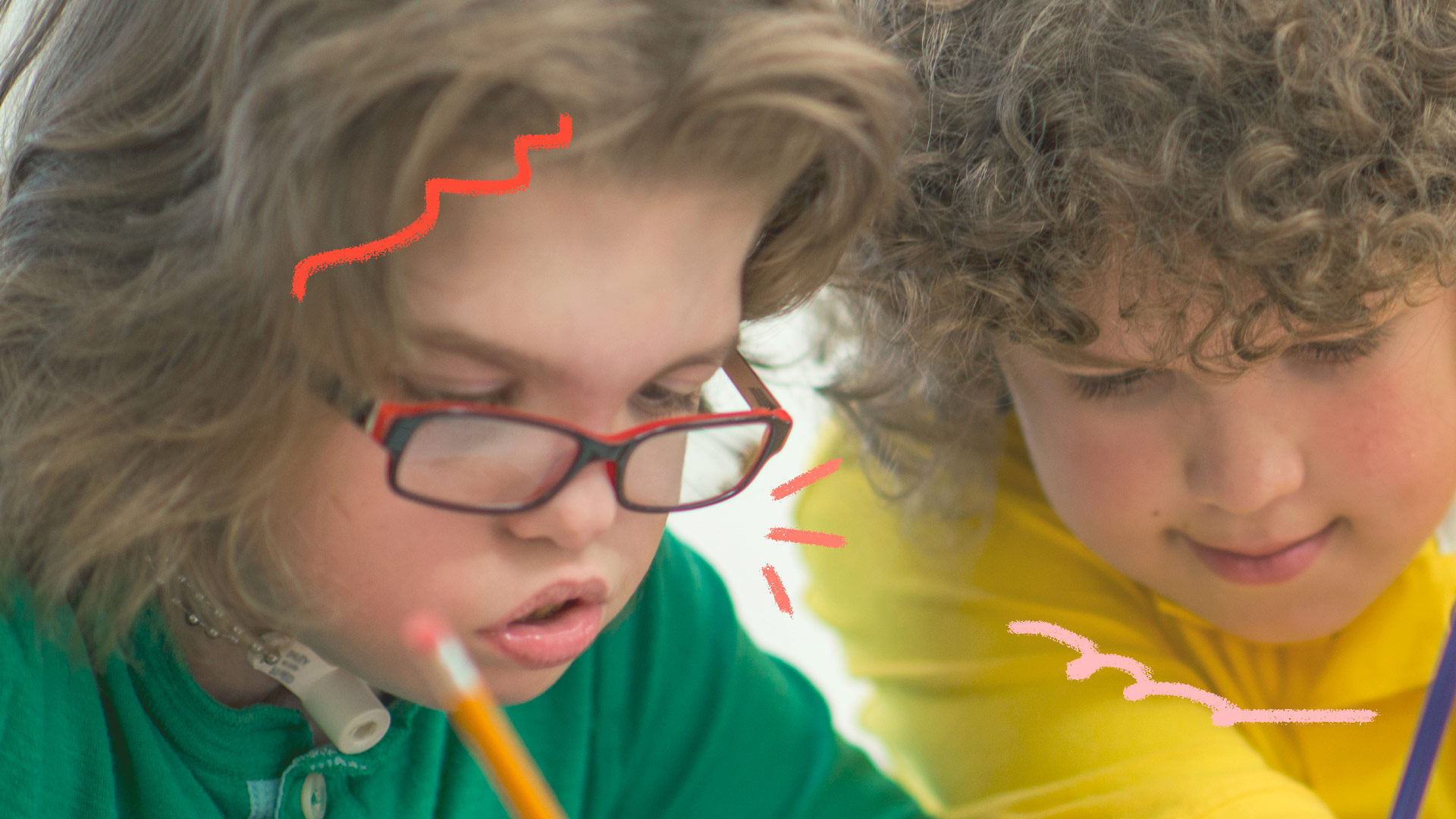 Educação inclusiva: Imagem de dois garotos, um com e outro sem deficiência, fazem o dever de casa juntos.