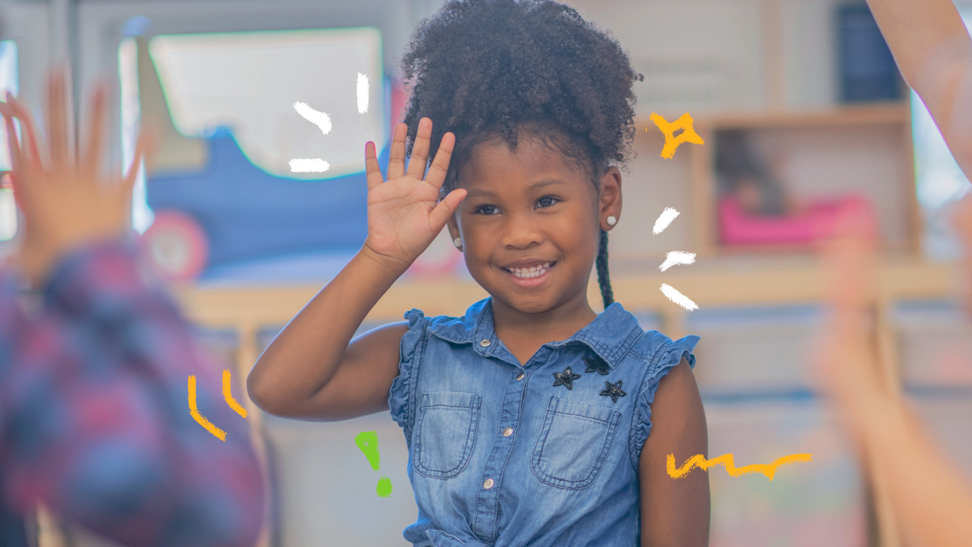 Tecnologia e educação: Imagem de uma menina negra, vestindo camisa jeans está sorrindo e acenando em língua de sinais (Libras), enquanto uma pessoa adulta (de costas, desfocada) aparece à sua frente fazendo o mesmo sinal
