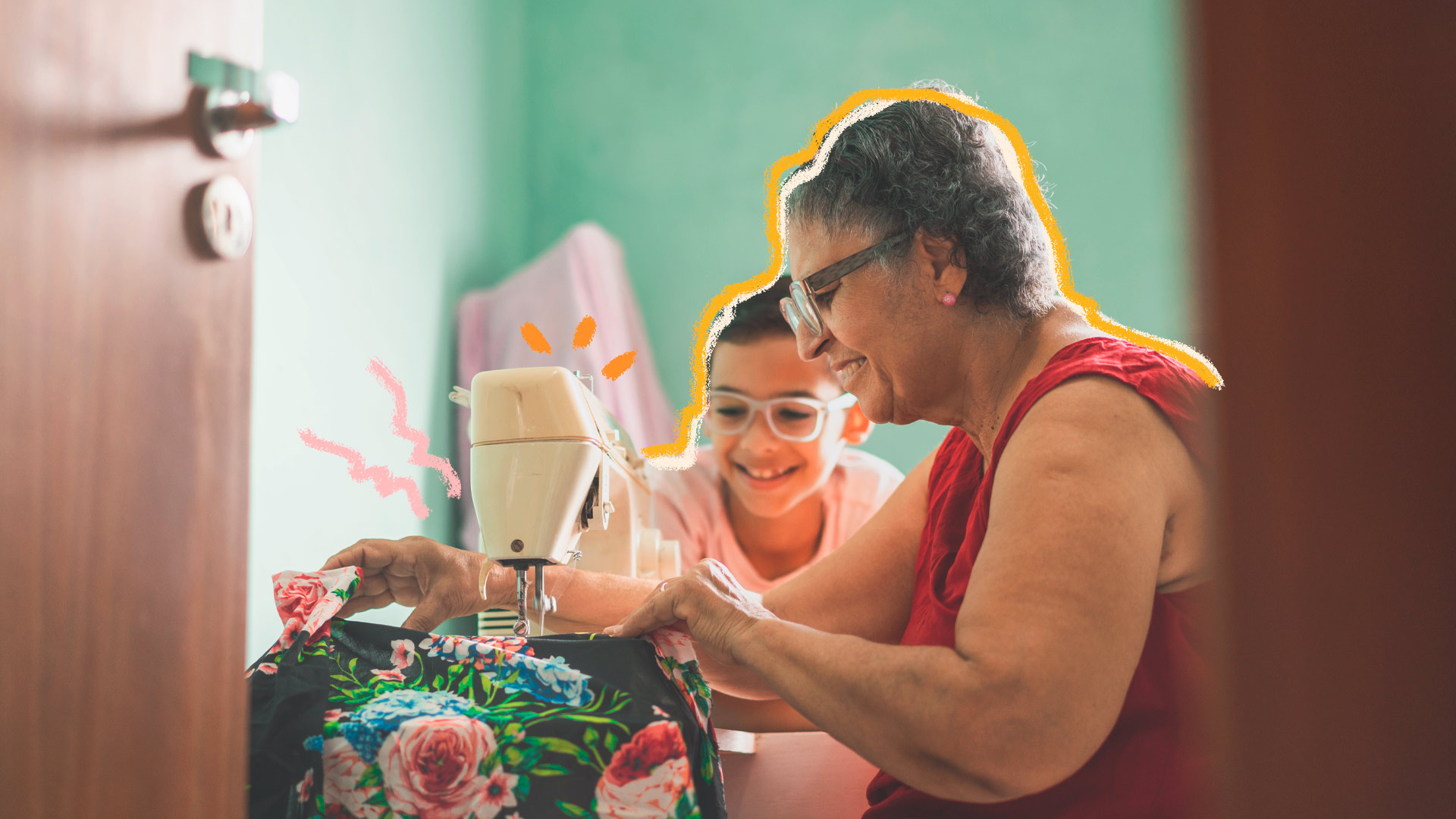 Imagem de uma criança sentada ao lado da avó enquanto ela usa a máquina de costura. Ambos usam óculos e sorriem.
