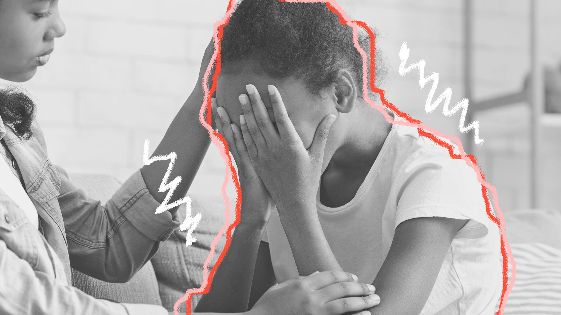 ECA e a violência doméstica:Imagem em preto e branco de uma menina que aparece cobrindo o rosto com as mãos, outra menina a consola