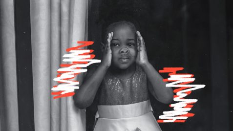 Imagem preto e branco de uma menina negra encostando o rosto em uma janela de vidro por onde espia o mundo com as mãos no rosto