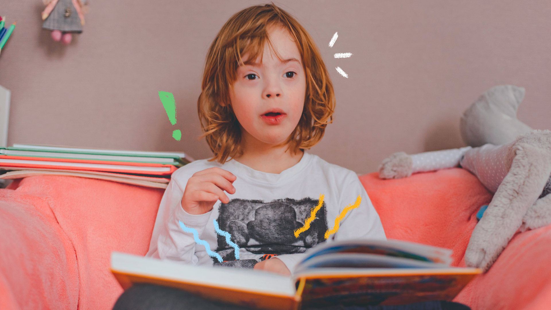 Imagem de um menino com síndrome de Down está sentado num sofá com alguns brinquedos em volta e segurando no colo um livro aberto. Texto sobre parlendas
