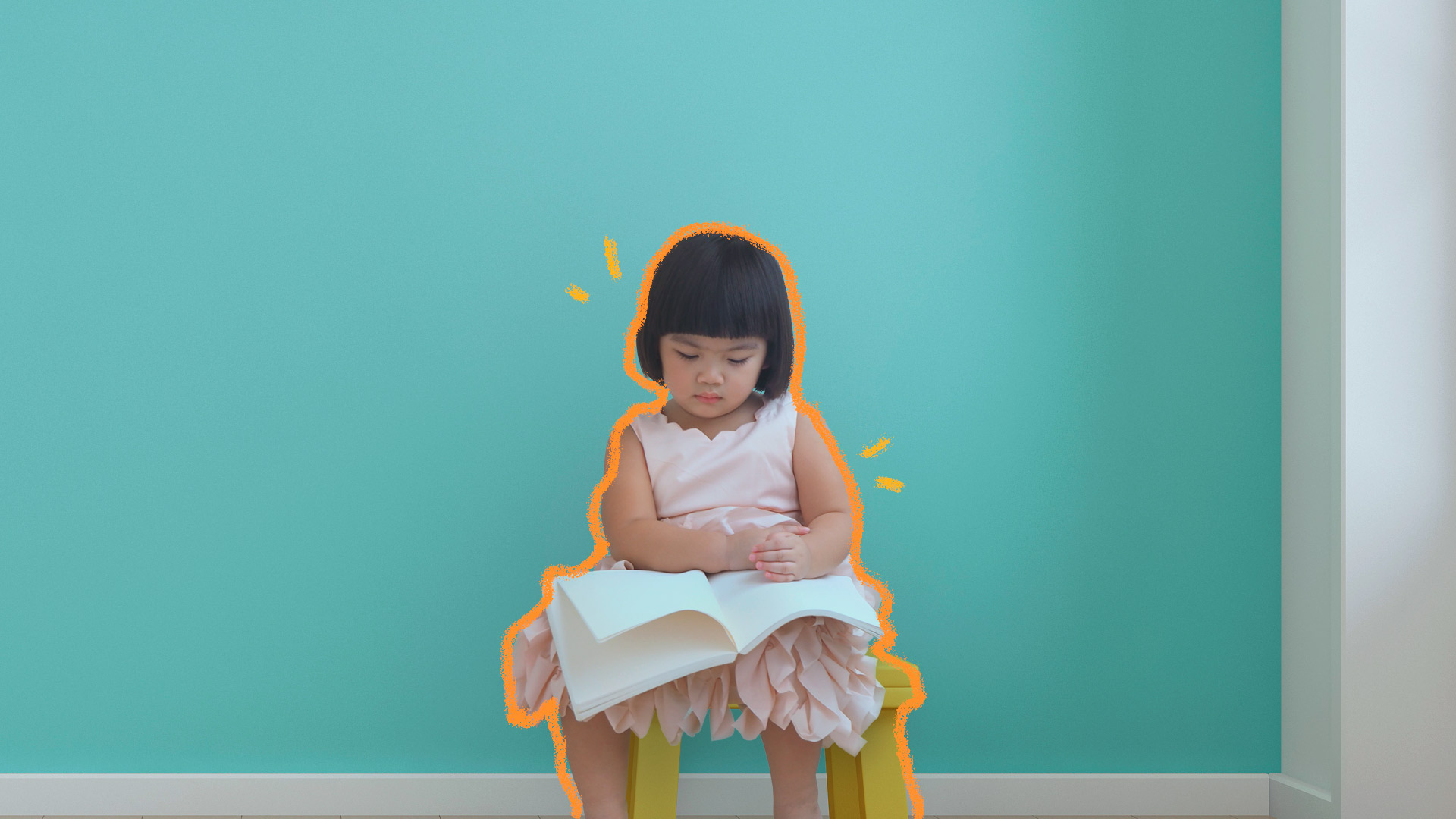 Saúde mental e emocional: uma menina com traços orientais está sentada num banquinho amarelo de costas para uma parede azul turquesa e ela olha para um caderno de folhas em branco