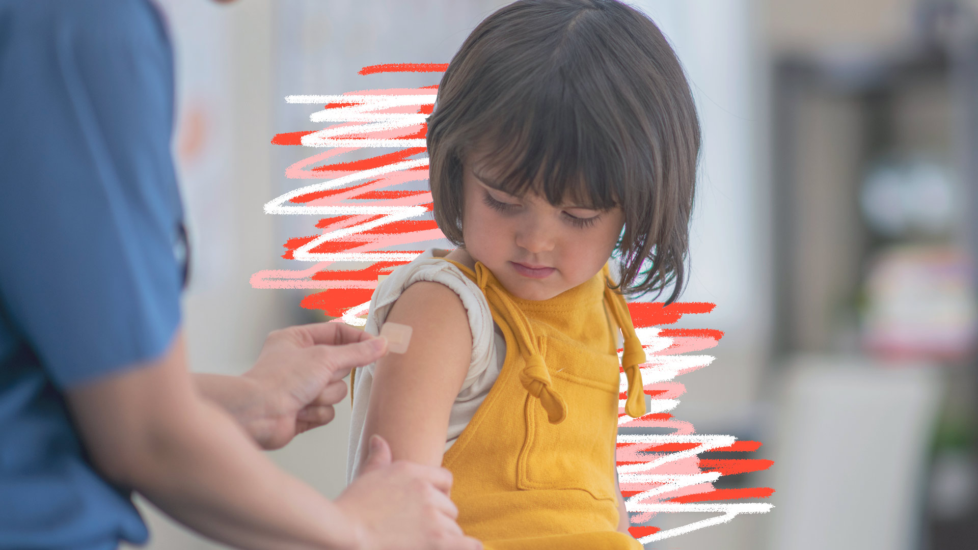 Vacinação em crianças: uma menininha morena de cabelos curtos aparece na foto com um macacão amarelo e a blusinha branca com a manga arregaçada. Isso porque ela acaba de receber uma injeção. A profissional de saúde, de quem aparece apenas as mãos, está lhe colocando um curativo.