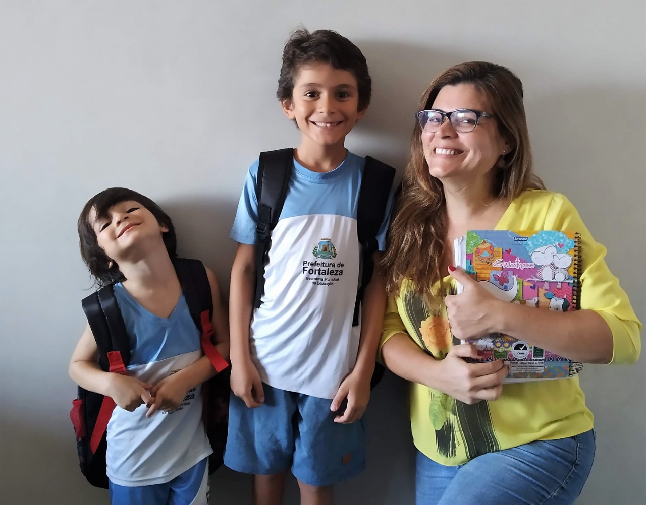 Sara com os filhos Gabriel e Lucas, alunos da escola pública de Fortaleza (CE)