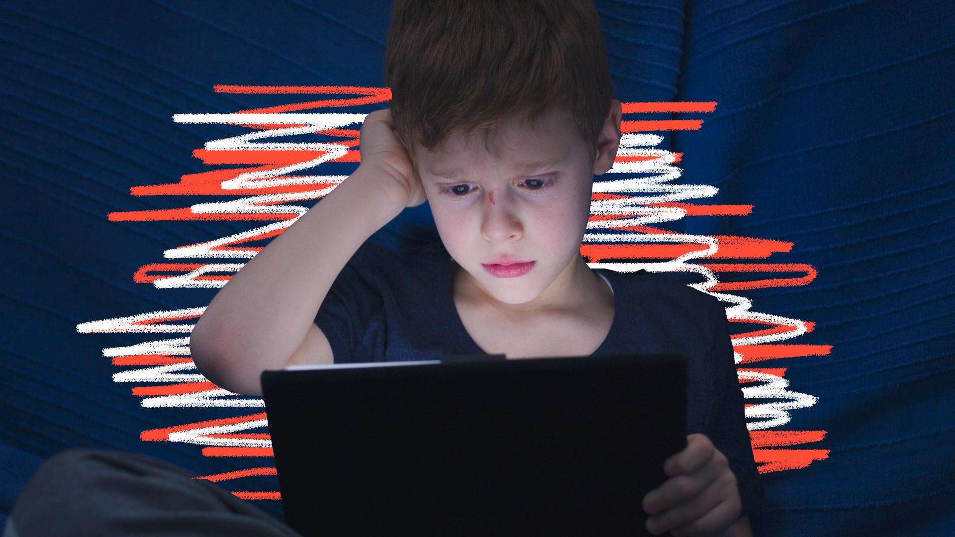 Internet e segurança: um menino branco com o nariz machucado leva a mão à orelha enquanto olha para a tela de um tablet, num cenário escuro