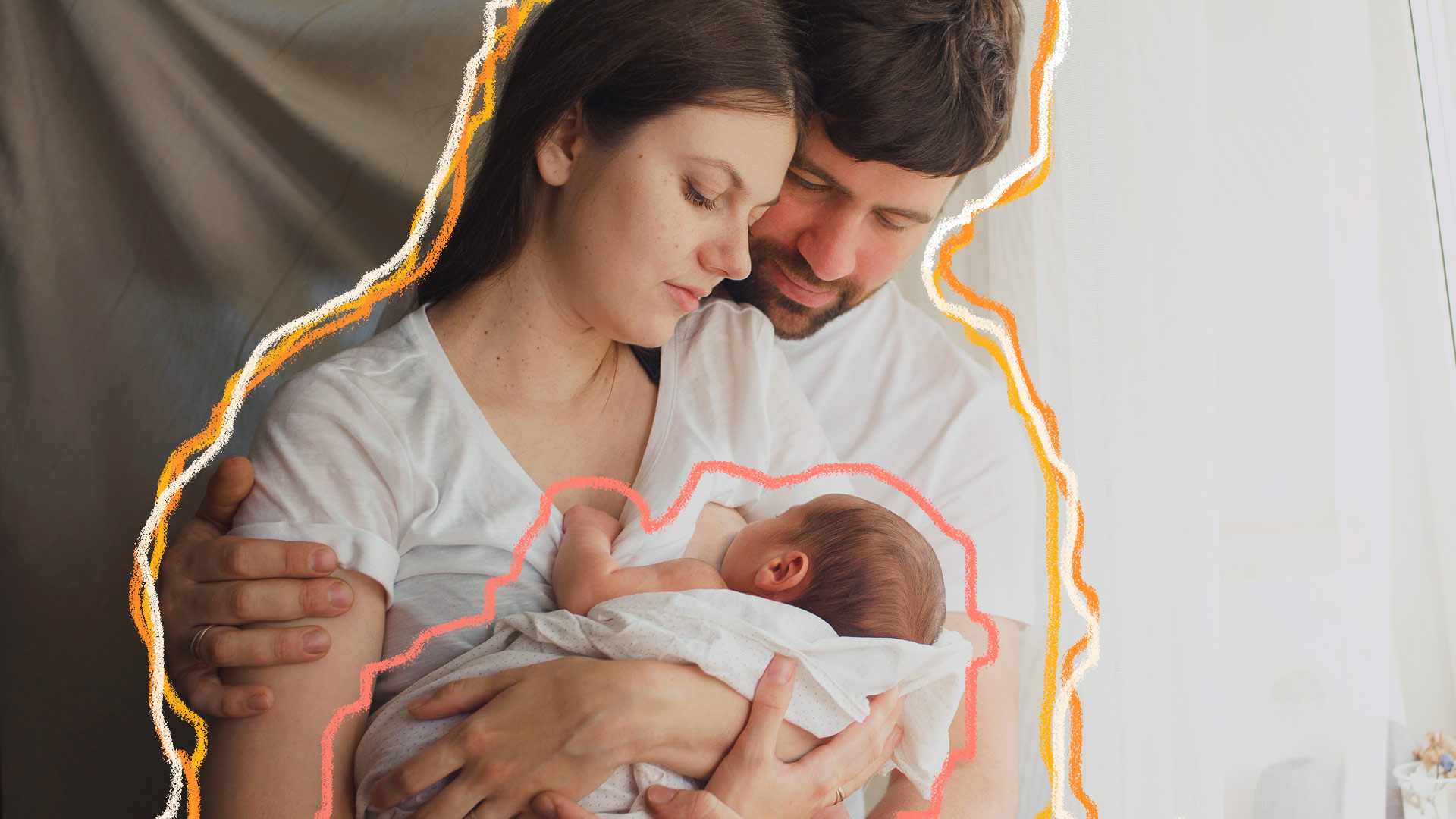 Imagem de um família branca: mãe de cabelos pretos e lisos segura o bebê no colo, e o pai está ao lado